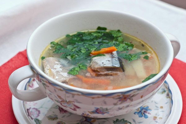 Suppe fra dåse saury: velsmagende og nyttige opskrifter