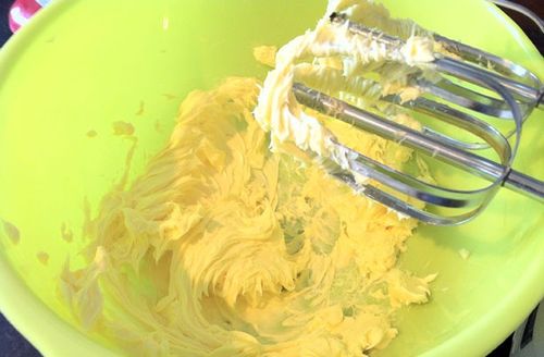 Opskriften på en lækker og usædvanlig cupcake i en multivark - trin for trin med billedet