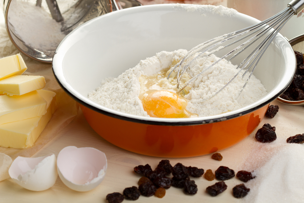 Ingredienser til kage med rosiner i forme Ingredienser til kage med rosiner i forme