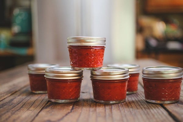 Ketchup af egne hænder fra tomater: trinvise opskrifter til høst til vinteren