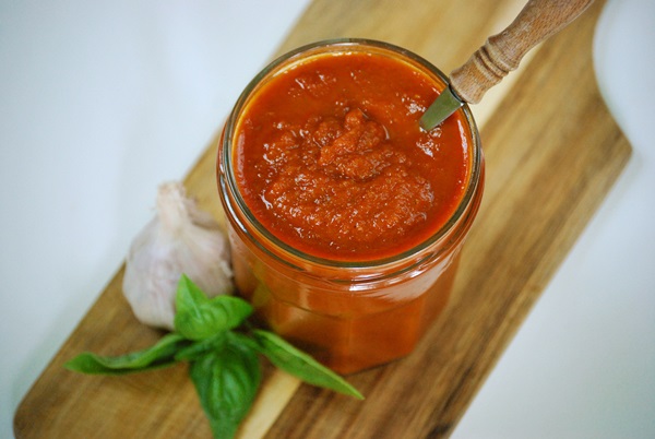Ketchup af egne hænder fra tomater: trinvise opskrifter til høst til vinteren