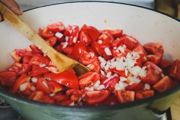 Ketchup af egne hænder fra tomater: trinvise opskrifter til høst til vinteren