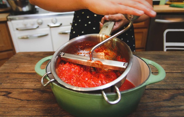 Ketchup af egne hænder fra tomater: trinvise opskrifter til høst til vinteren