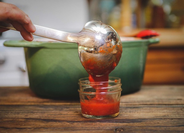 Ketchup af egne hænder fra tomater: trinvise opskrifter til høst til vinteren