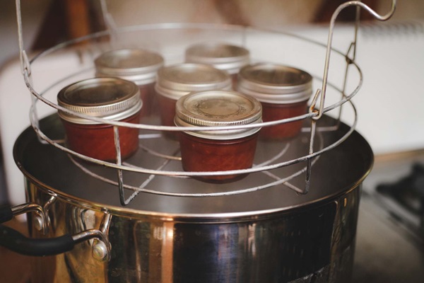 Ketchup af egne hænder fra tomater: trinvise opskrifter til høst til vinteren