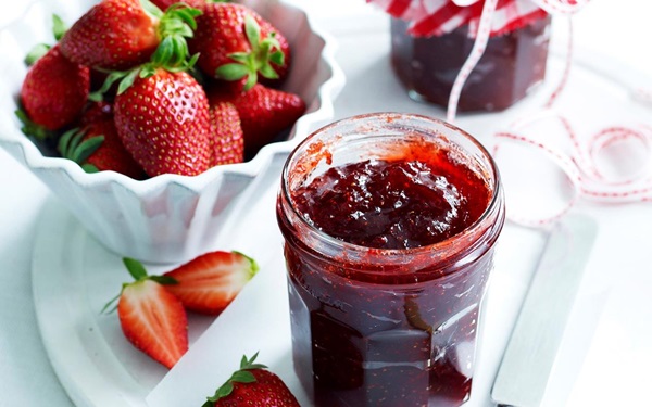 Delicious tyk jordbær marmelade, opskrifter til vinteren