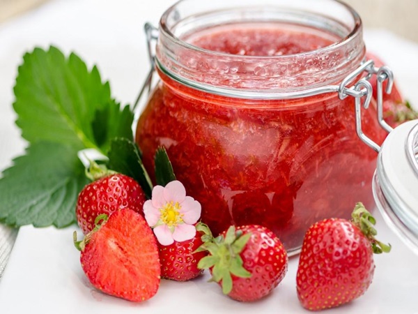 Delicious tyk jordbær marmelade, opskrifter til vinteren