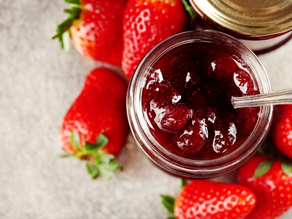 Delicious tyk jordbær marmelade, opskrifter til vinteren