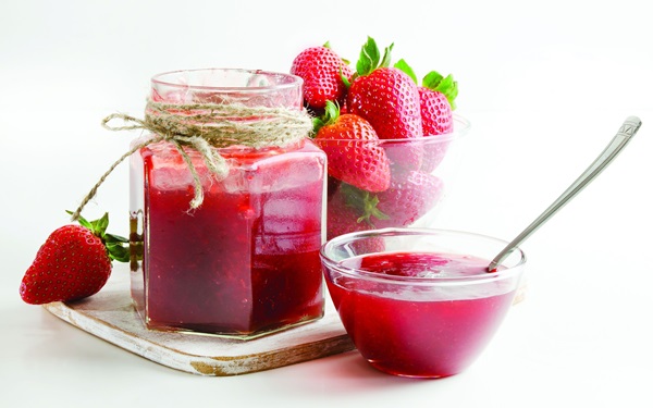 Delicious tyk jordbær marmelade, opskrifter til vinteren