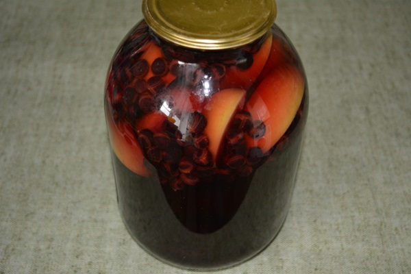Kompot fra chokeberry ashberry