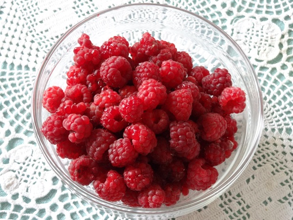 Delicious compote af hindbær til vinteren