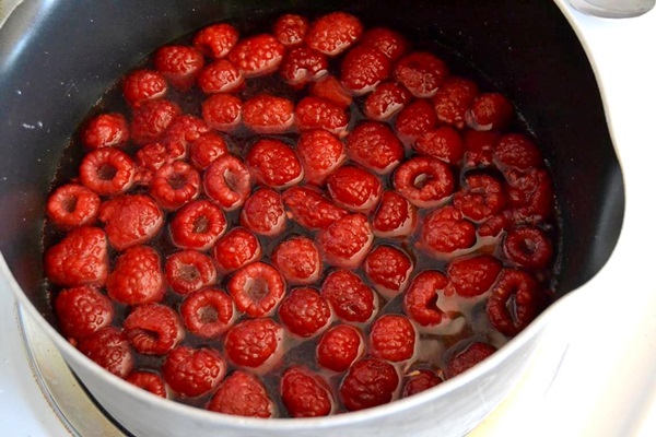 Delicious compote af hindbær til vinteren