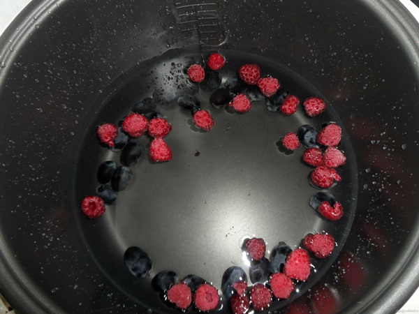 Delicious compote af hindbær til vinteren