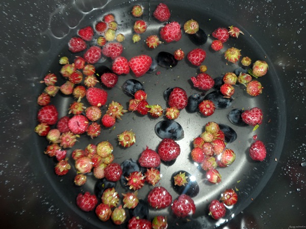 Delicious compote af hindbær til vinteren