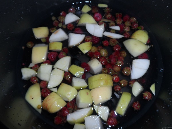 Delicious compote af hindbær til vinteren