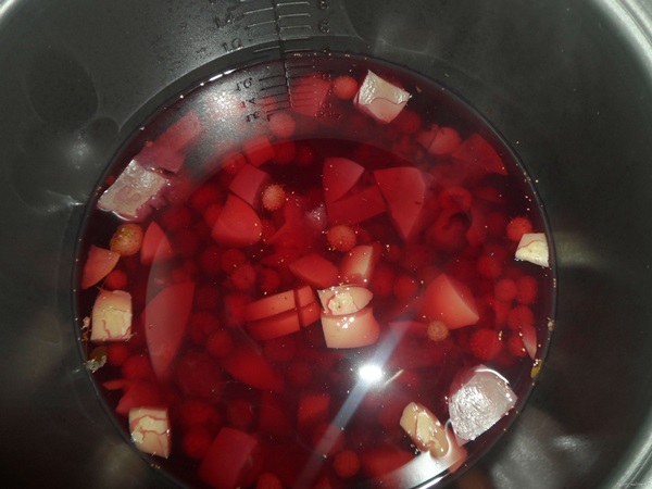 Delicious compote af hindbær til vinteren