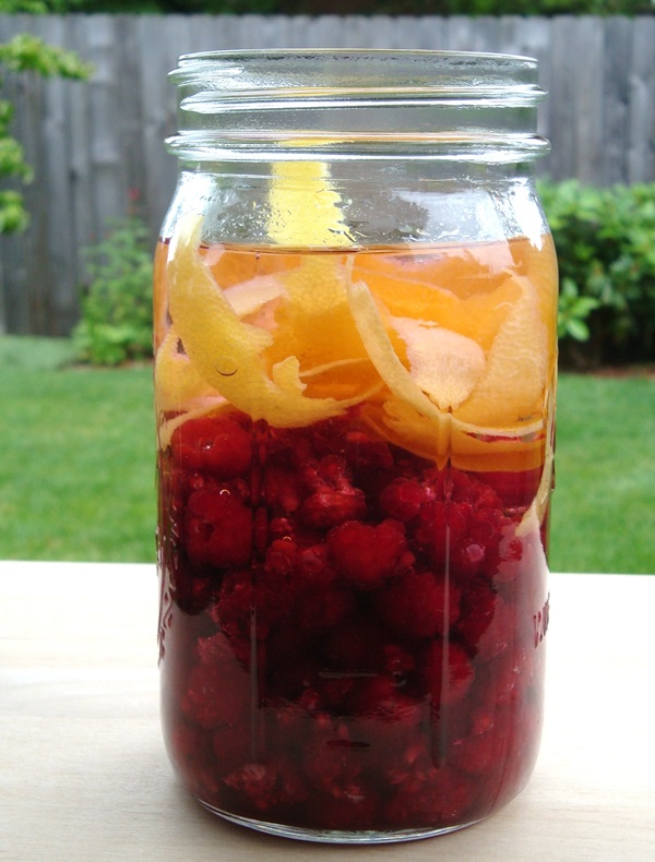 Delicious compote af hindbær til vinteren