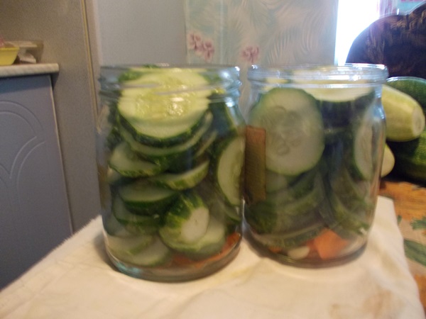 Velsmagende agurker med hvidløg til vinteren