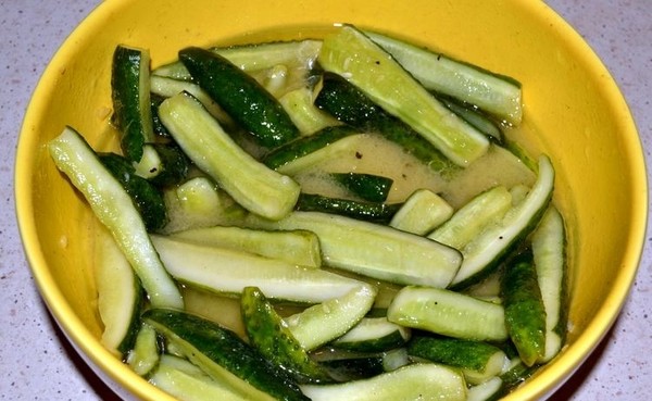 Agurker med sennep til vinteren uden sterilisering og med det, varm og kold vej. Salat fra overripte agurker med sennep