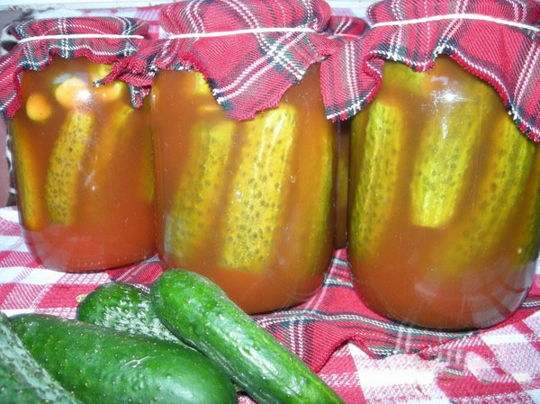 Agurker med ketchup til vinteren - uden sterilisering, i dåser. Høst til vinter skarp og sprød agurk med ketchup chili Agurker med ketchup til vinteren - uden sterilisering, i dåser. Høst til vinter skarp og sprød agurk med ketchup chili