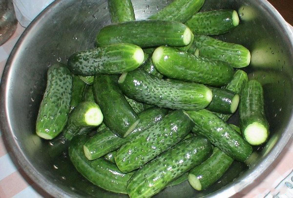 Agurker med ketchup til vinteren - uden sterilisering, i dåser. Høst til vinter skarp og sprød agurk med ketchup chili