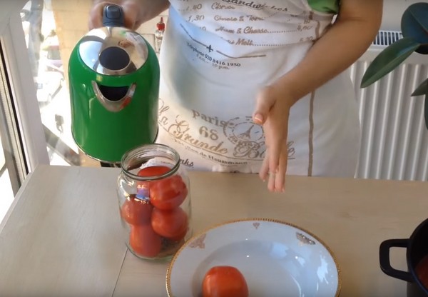 Tomater i deres egen saft til vinteren, opskrifter med fotos