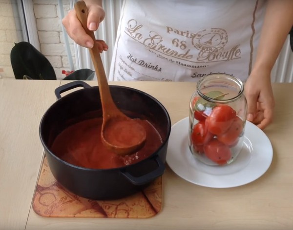 Tomater i deres egen saft til vinteren, opskrifter med fotos
