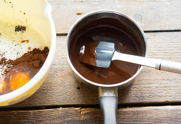 En simpel opskrift: brownie, som smelter i munden