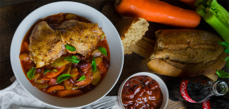 En simpel kyllingrecept i en marinade med en grøntsagsgarnering