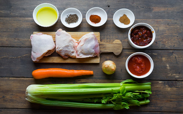 En simpel kyllingrecept i en marinade med en grøntsagsgarnering