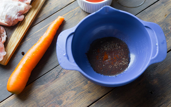En simpel kyllingrecept i en marinade med en grøntsagsgarnering