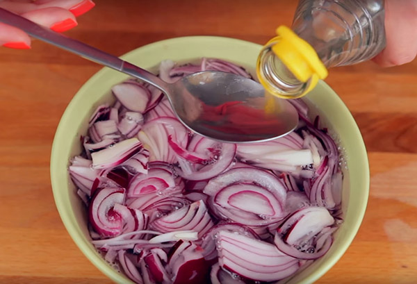 Opskrift på sild under pelsen til nytår derhjemme - klassisk, rulle, med æble trin for trin