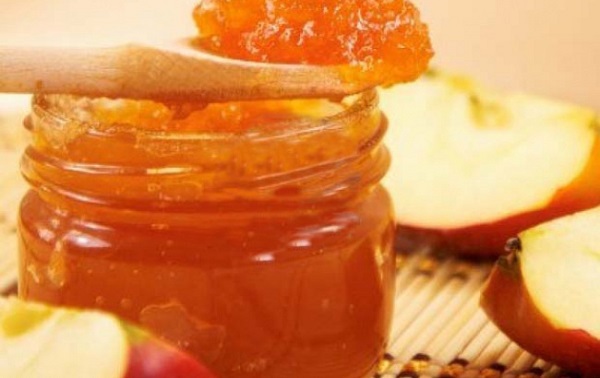 Mal fra æbler med citron og appelsin i en multivark