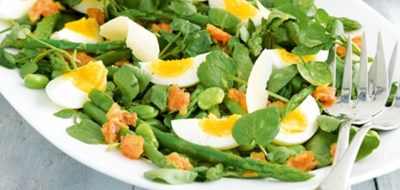 Salat med laks og vagtel æg