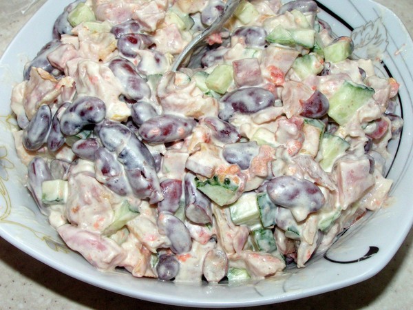 Salat med dåsebønner: lækre og enkle opskrifter 
