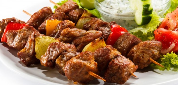 skewers på en plade