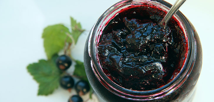 Currant med sukker til vinteren uden madlavning, Pyatiminutka, frosset. Currant opskrift, revet med sukker til vinteren (uden køleskab)