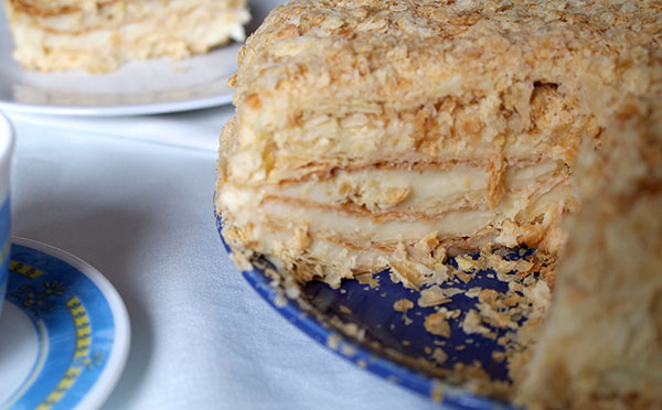Kage "Napoleon", opskrifter med et foto derhjemme: klassisk (sovjetisk), med vanilje, med kondenseret mælk, fra puffekager