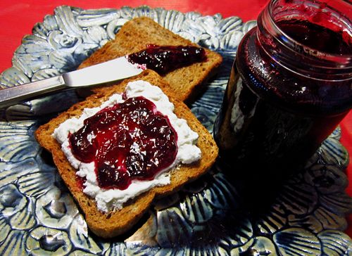 Sort currant syltetøj med æbler