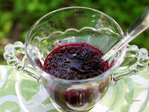 Sort currant syltetøj med nødder