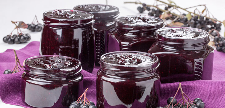 Jam fra sort chokeberry