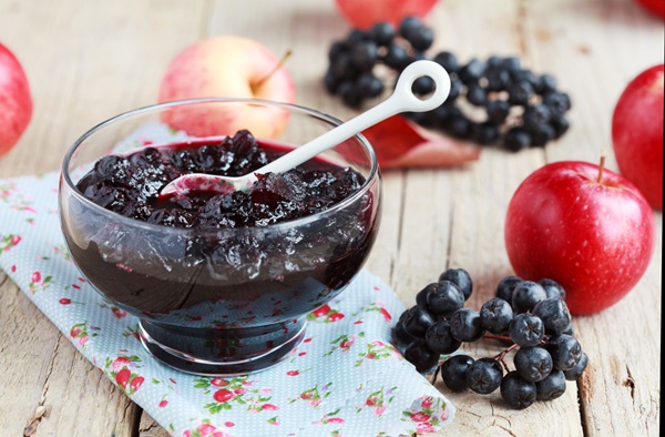 Jam fra sort chokeberry