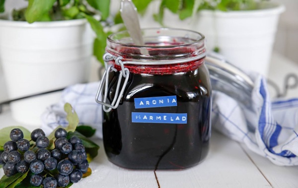Jam fra sort chokeberry