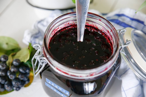 Jam fra sort chokeberry