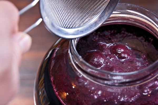 Hjemmelavet vin fra chokeberry