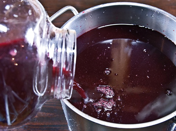 Hjemmelavet vin fra chokeberry