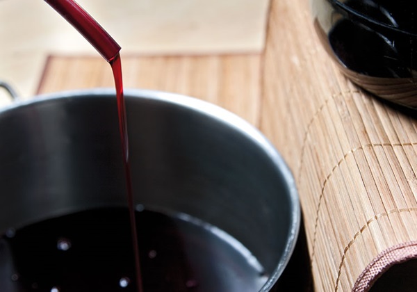 Hjemmelavet vin fra chokeberry