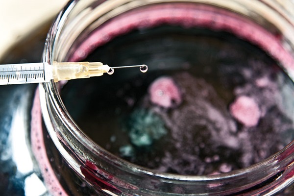 Hjemmelavet vin fra chokeberry