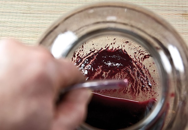 Hjemmelavet vin fra chokeberry