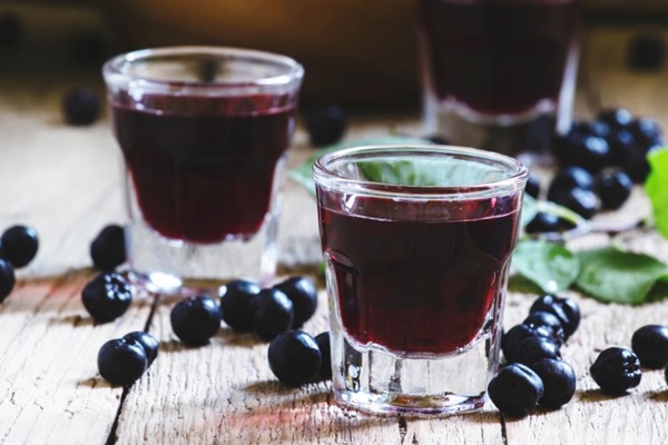 Hjemmelavet vin fra chokeberry